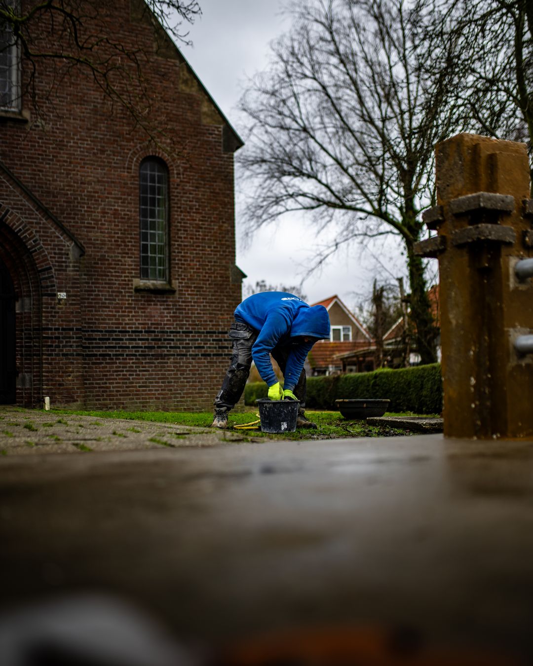 Overzicht historische kerk voor betonreparatie van entreebrug in Tinte