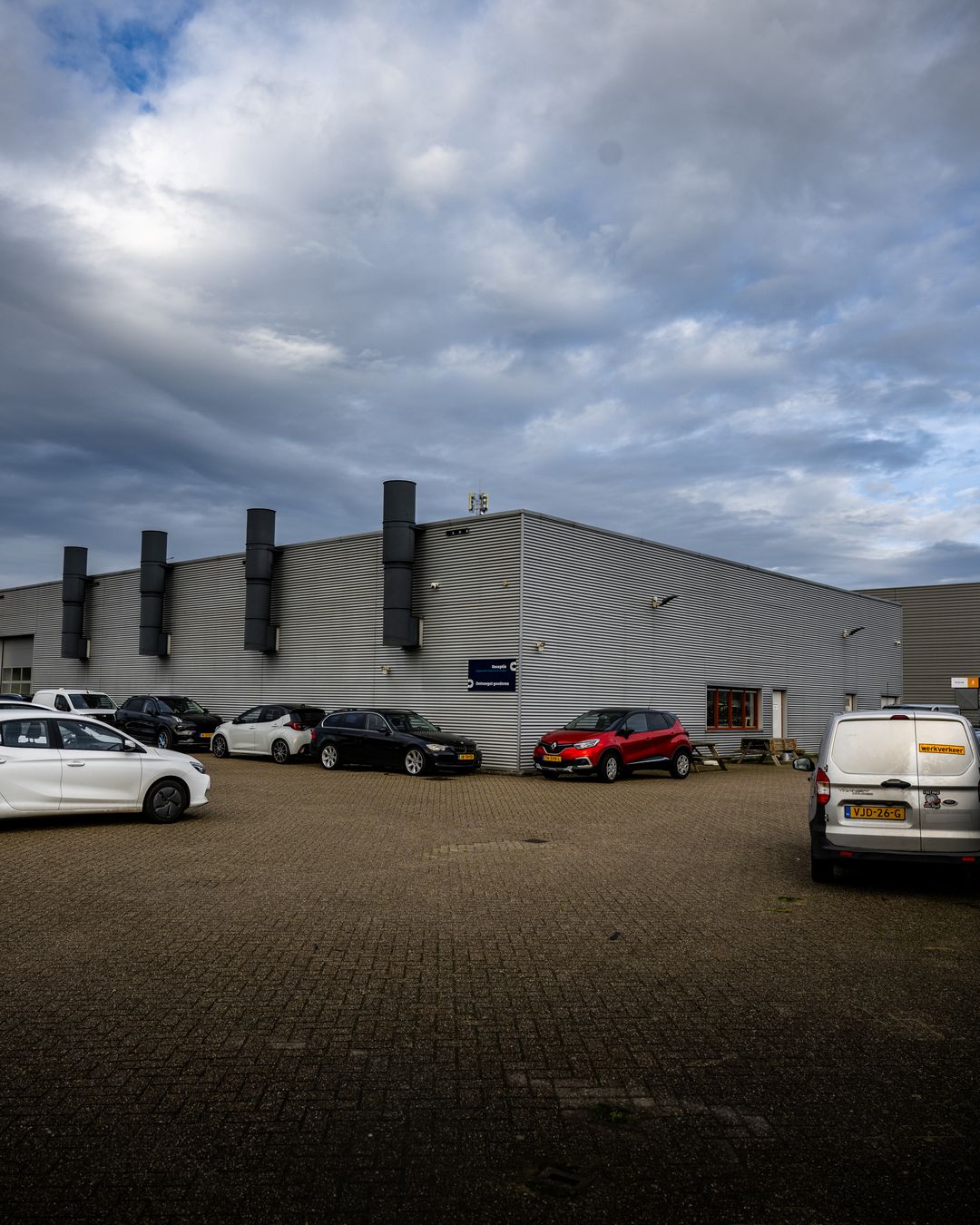 Bedrijfshal met stalen sandwichpanelen voor reiniging bij ABS Den Elzen in Zoetermeer