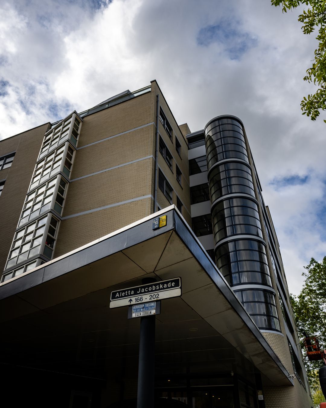 Vakman hakt voegwerk uit op steiger bij wooncomplex VvE Oostelijk Bastion in Vlaardingen