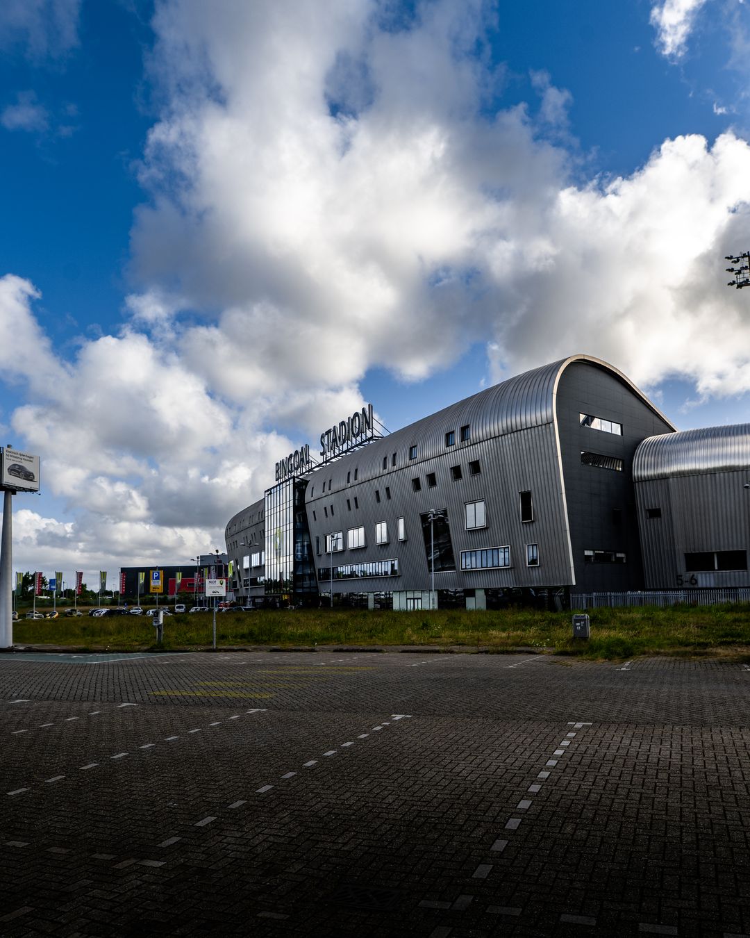 Stedin transformatorhuis met graffiti voor verwijdering met steiger in Rotterdam door Hydro Groep