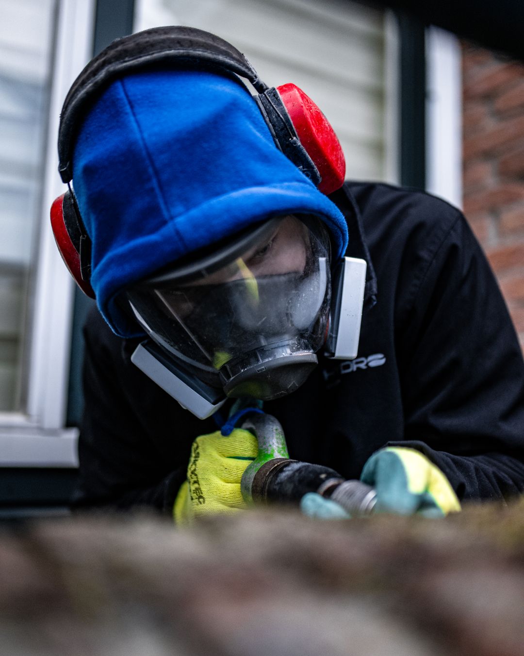 Steiger met beschermdoek aan achtergevel woning in Rhoon tijdens conserveren metselwerk door Hydro Groep