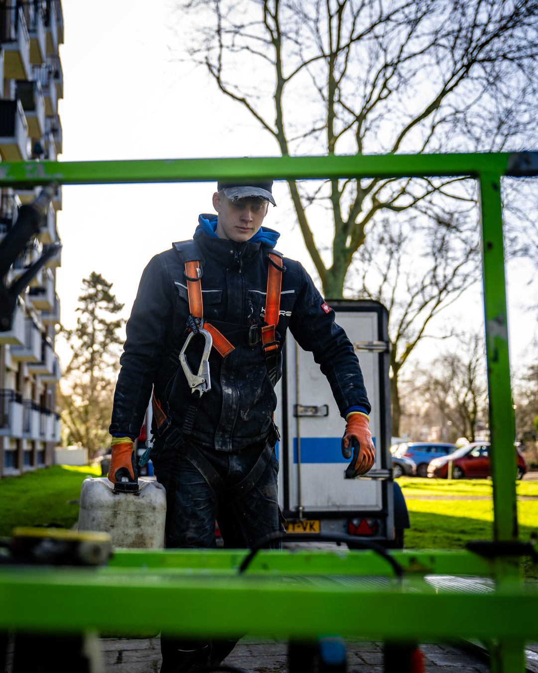 Hoogwerker bij hoge zijgevel voor reiniging in Rotterdam tijdens conserveren metselwerk door Hydro Groep