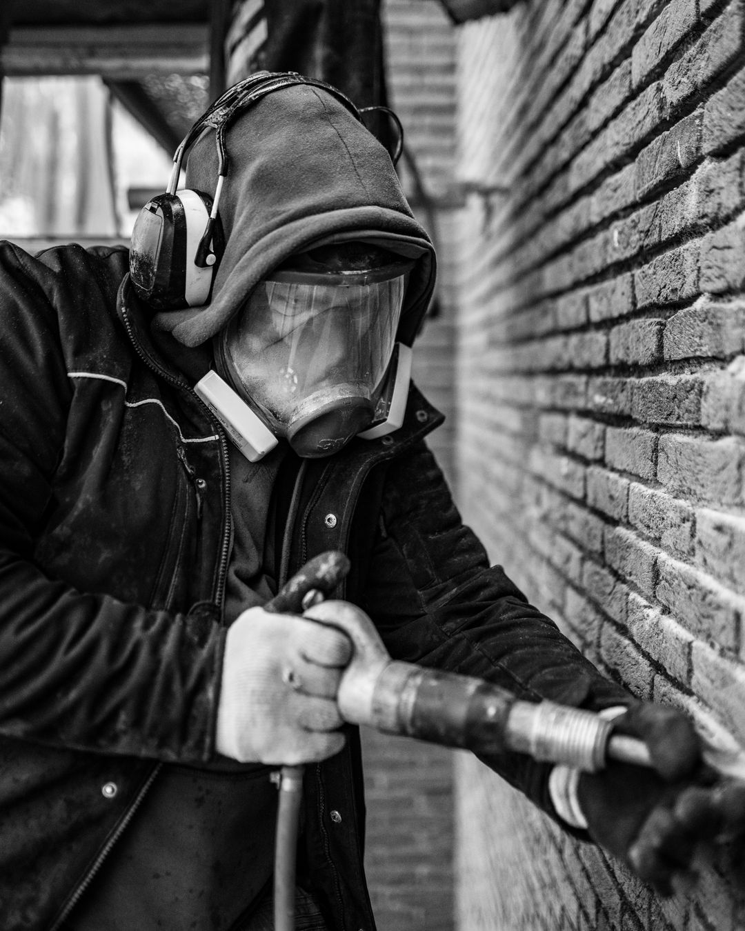 Volledig ingestelde steiger rond woning met beschermdoek in Bergschenhoek tijdens conserveren metselwerk