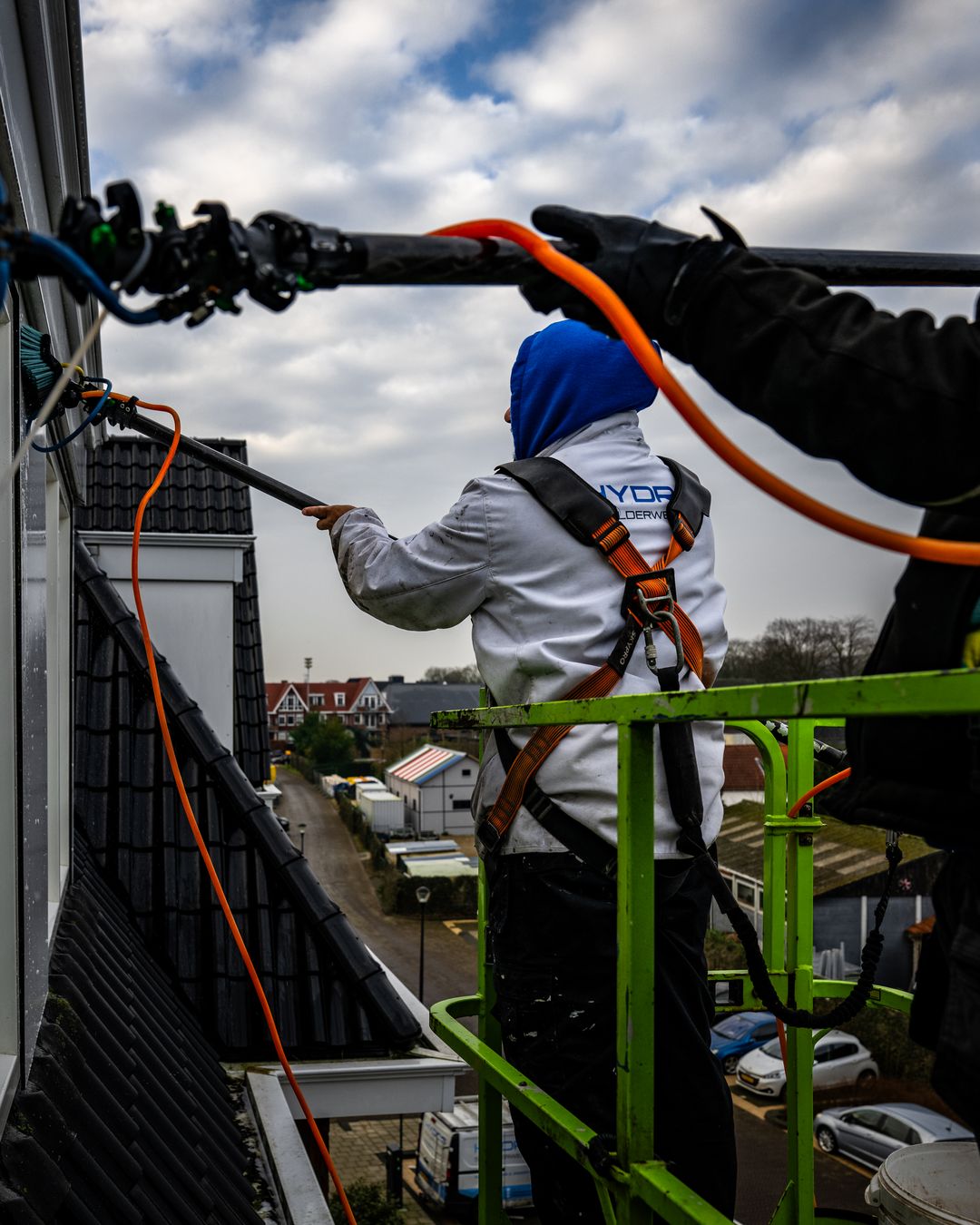 Specie op troffel voor voegwerk bij wooncomplex in Oostvoorne door Hydro Groep voor Woonbedrijf Voorne aan Zee