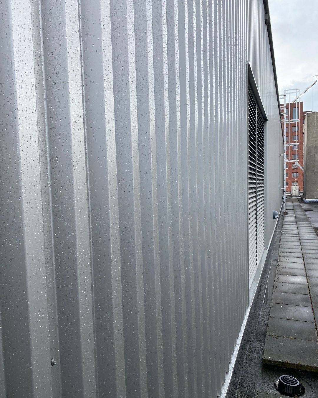 Reiniging van Gevelbeplating door HydroGroep