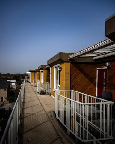 Reinigingsborstel op gegolfde gevelplaat tijdens schoonmaakwerk in Alblasserdam