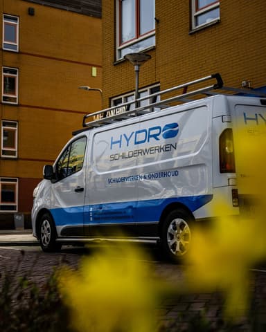 Vakman met troffel vol voegmortel klaar voor gevelreparatie in Alblasserdam