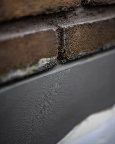 Detail nieuw voegwerk platvol geborsteld bij raamdorpel in Nieuw-Beijerland door Hydro Groep