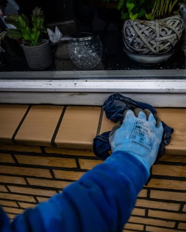 Steiger bij voorgevel met gestapelde vervangende stenen in Ridderkerk door Hydro Groep