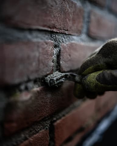 Handmatig voegwerk afwerken na injectiebehandeling in Brielle door Hydro Groep