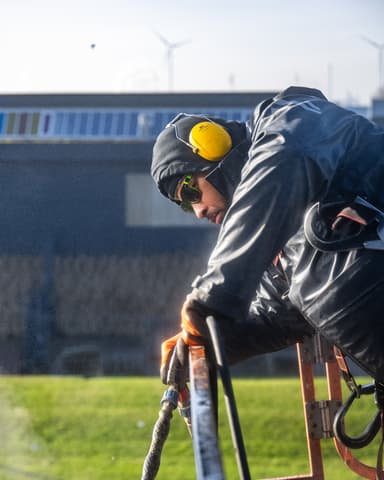 Gevelreiniging met SteamPlus vanaf hoogwerker bij bedrijfspand in Monster door Hydro Groep