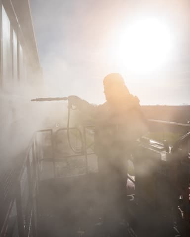 Schoon kozijn met glanzend resultaat na reiniging in Monster door Hydro Groep