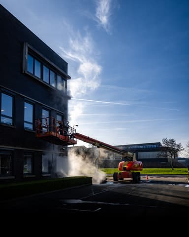 Stoomreiniging zijgevel bedrijfspand vanaf hoogwerker in Monster door Hydro Groep