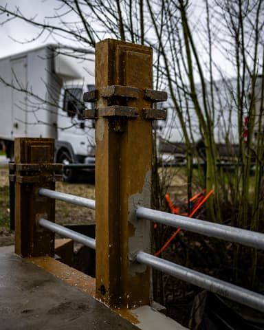 Medewerker conserveert betonwerk met creme op kerkterrein in Tinte door Hydro Groep