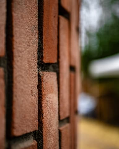 Demontage van gemetselde pilaar bij fundering op landgoed in Oostvoorne