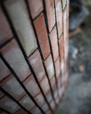 Detail ronde metselwerk pilaar tijdens opbouw op landgoed in Oostvoorne