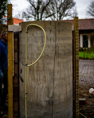 Metselaar bouwt ronde pilaar met speciaal metselverband op landgoed in Oostvoorne