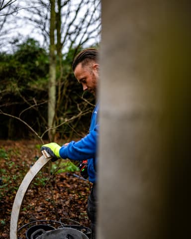 Detail sierlijk metselverband van ronde entreepilaar op landgoed in Oostvoorne
