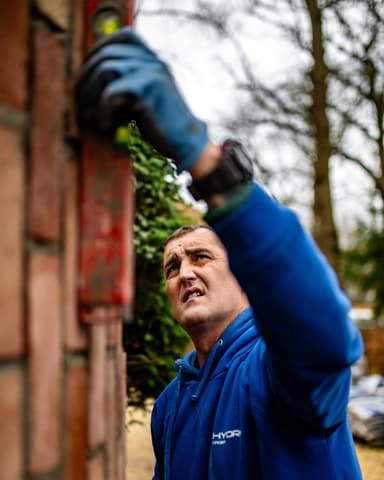 Resultaat ronde pilaar met visgraat metselverband op landgoed in Oostvoorne