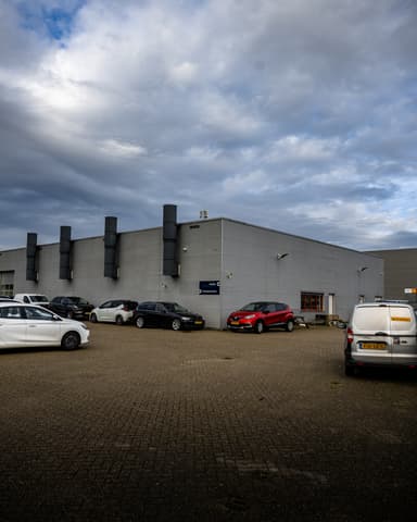 Bedrijfshal met stalen sandwichpanelen voor reiniging bij ABS Den Elzen in Zoetermeer