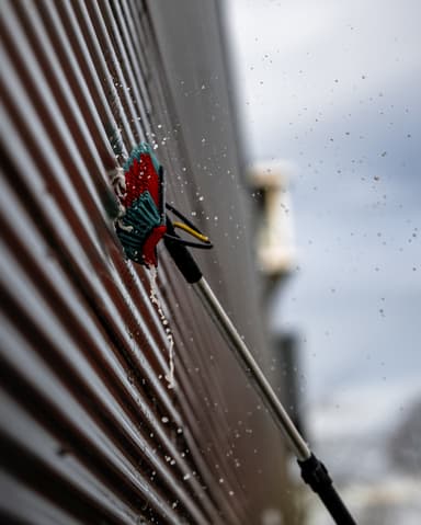 Vakman repareert metselwerk op steiger bij bedrijfspand in Zoetermeer door Hydro Groep