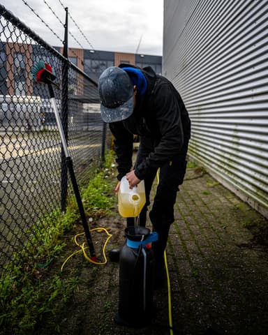 Medewerker conserveert golfplaat gevelbeplating met PreCare EasyProtect in Zoetermeer