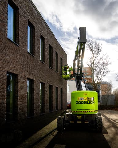 Detail aluminium kozijnprofiel na reiniging en coating bij kantoorpand in Leiden