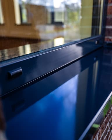 Gevelreiniging met hogedruk bij metselwerk kantoorpand NMG Vastgoed in Leiden