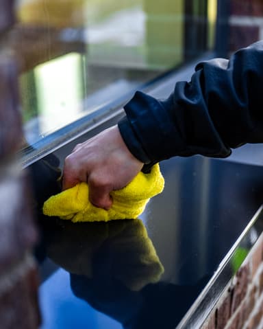 Eindresultaat gecoat kozijn met perfecte glans bij NMG Vastgoed in Leiden