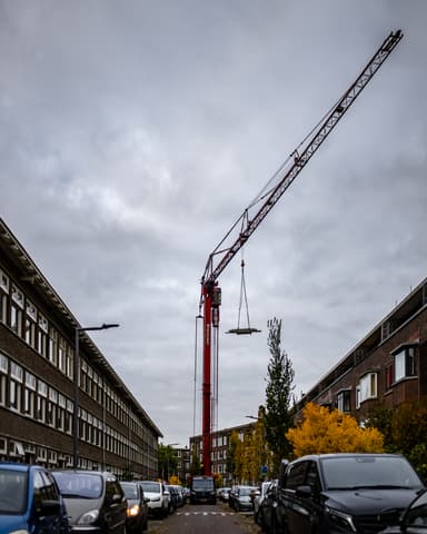 Medewerker begeleidt steigerbouw bij appartementencomplex in Rochussenstraat Rotterdam