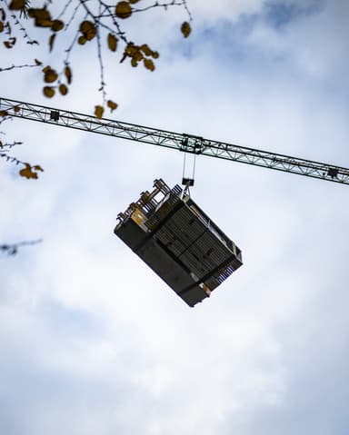 Steigerbouwer controleert steigerpijpen bij appartement in Rochussenstraat Rotterdam