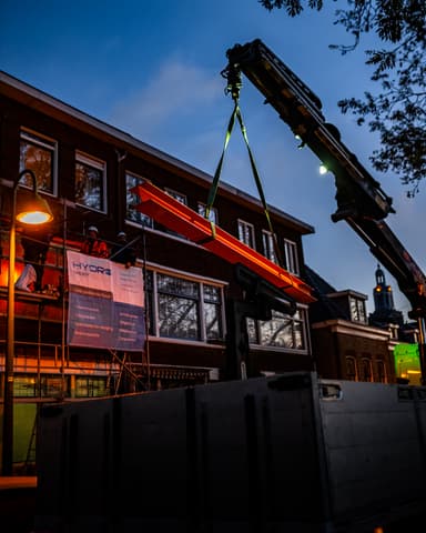 Nachtelijk transport van stalen latei naar bouwplaats in Vlaardingen door Hydro Groep