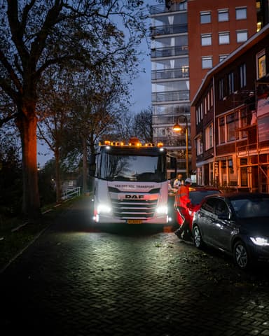 Steiger met Hydro Groep projectbord bij gevelrenovatie in Vlaardingen