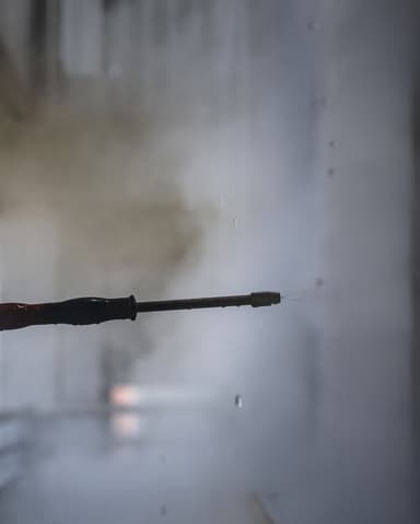Detail SteamPlus hogedrukreiniging op gevel van VvE Oostelijk Bastion in Vlaardingen door Hydro Groep