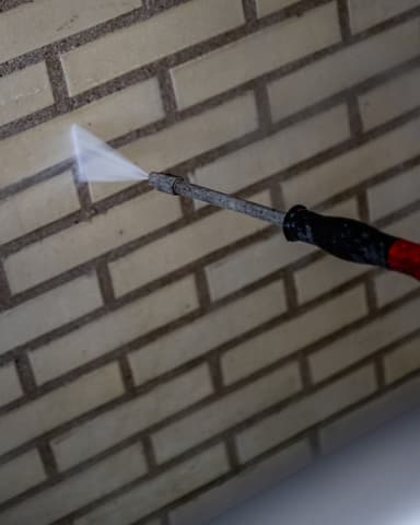 Detail SteamPlus reiniging op metselwerk gevel bij VvE Oostelijk Bastion in Vlaardingen door Hydro Groep