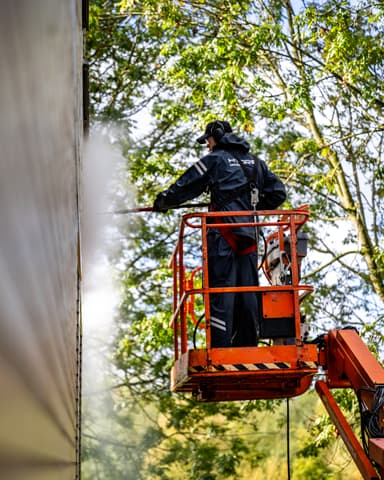 Gevelreiniging met stoom vanaf hoogwerker bij VvE Oostelijk Bastion in Vlaardingen door Hydro Groep