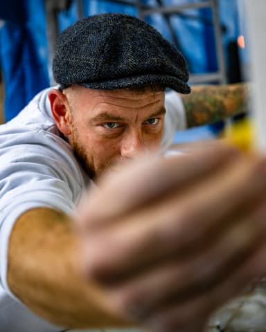 Afwerking van stucwerk aan onderzijde gevel tijdens gevelrenovatie in Brielle door Hydro Groep