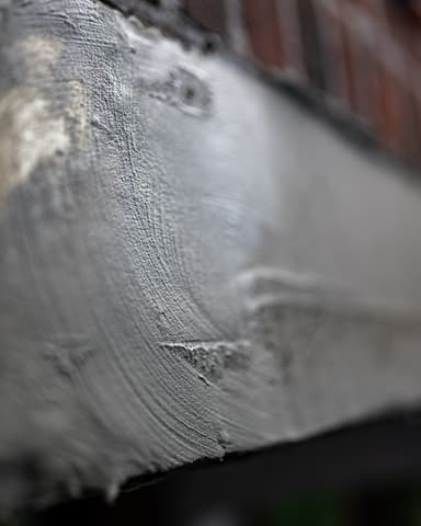 Vakman herstelt betonlatei met reparatiemortel tijdens betonreparatie in Rotterdam door Hydro Groep