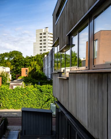 Spuitlans reinigt betonvezel beplating onder druk bij VvE Biancaland in Den Haag door Hydro Groep