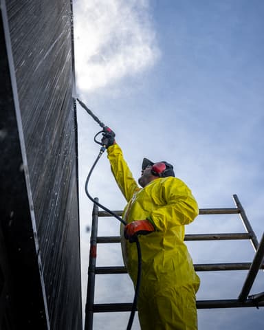 Portret Hydro Groep medewerker met gehoorbescherming en veiligheidsbril bij betonreiniging Den Haag