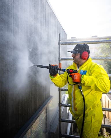 Detail waterdruppels op kozijn tijdens betonreiniging bij VvE Biancaland in Den Haag door Hydro Groep