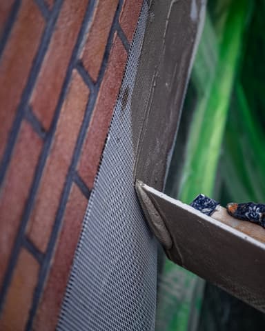 Nieuw metselwerk met afdekdorpel en vers voegwerk tijdens betonreparatie in Rotterdam door Hydro Groep