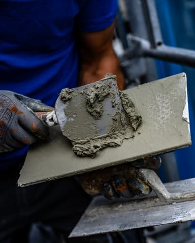 Detail mortel op metselspaan klaar voor gebruik tijdens betonreparatie in Rotterdam door Hydro Groep