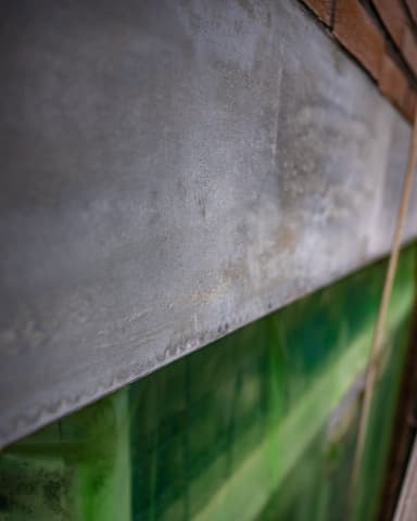 Afwerken van reparatiemortel met profielrail tijdens betonreparatie in Rotterdam door Hydro Groep