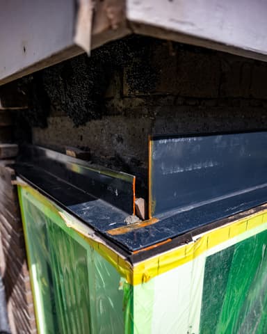 Detail nieuw spouwlood bij kozijn met afdekking bij constructief onderhoud in Oostvoorne door Hydro Groep