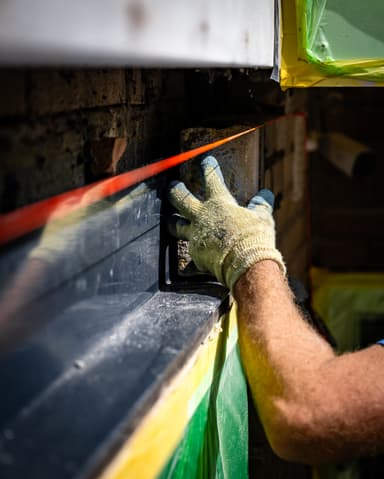 Twee vakmannen meten stalen latei op voor plaatsing bij constructief onderhoud in Oostvoorne