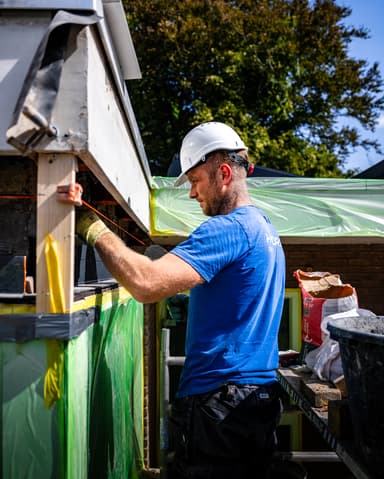 Slijpen van stalen latei met vonken bij constructief onderhoud aan woning in Oostvoorne door Hydro Groep