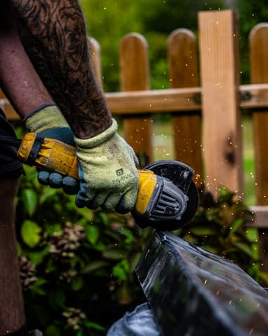 Vakman werkt stalen latei in bij gevelrand tijdens constructief onderhoud in Oostvoorne door Hydro Groep