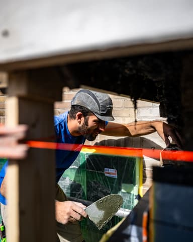 Hydro Groep team werkt op steiger aan achterzijde woning bij constructief onderhoud in Oostvoorne