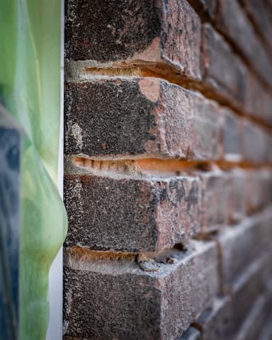 Injecteren van gevelrenovatieanker in metselwerk bij conserveren gevel in Rotterdam door Hydro Groep